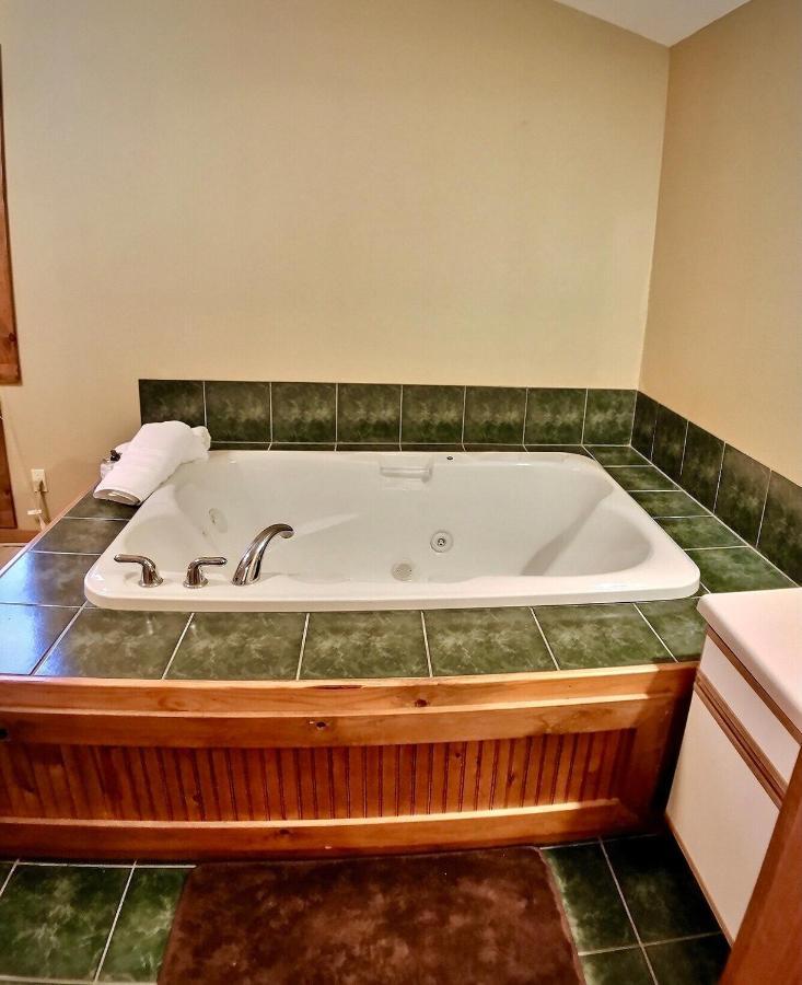 Cedar Creek Cabins #1 - Giant Spa Tub, Large Wooded Porch, Full Kitchen, 1 Bedroom Юрика Спрингс Экстерьер фото